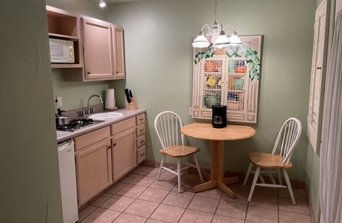 Historic Tennis Club Apartment | Room 6️⃣ with kitchen and bathroom in Old Palm Springs hotel by the heated pool 🦋