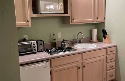Historic Tennis Club Apartment | Room 6️⃣ with kitchen and bathroom in Old Palm Springs hotel by the heated pool 🦋