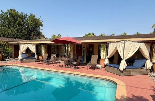 Historic Tennis Club Apartment | Room 6️⃣ with kitchen and bathroom in Old Palm Springs hotel by the heated pool 🦋