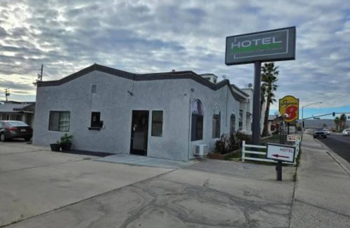 Ridgecrest Hotel | Room w/2 Queens + Kitchenette, Perfect for Extended Stays – Central Ridgecrest
