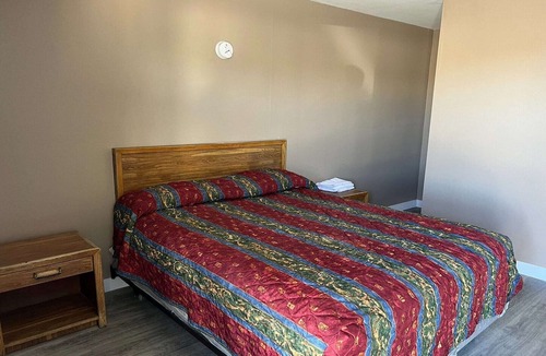 Rosamond Hotel | Rosamond, CA | Full Bed