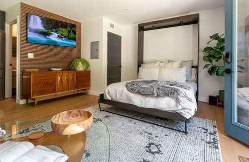 North Central Apartment | Rosebowl, Heated Pool, Spa, BBQ, Hoops