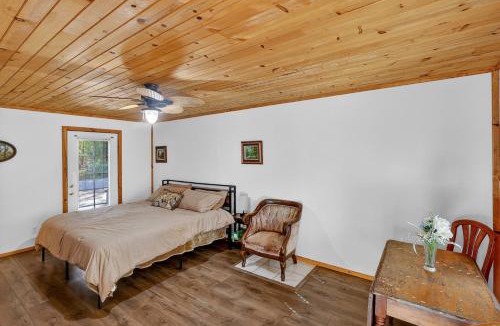 Cobb Hotel | Rouge Cobb Mountain Hotel - Cabin 3