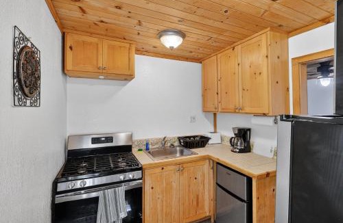 Cobb Hotel | Rouge Cobb Mountain Hotel - Cabin 3