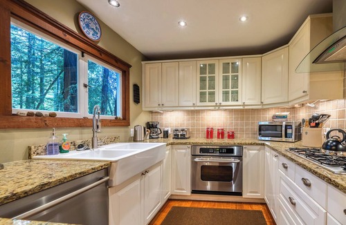 Northwood House | Russian River Retreat! Hot Tub Near Golf Dogs OK–Little Red House +