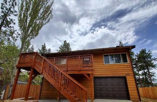 Patton House | Rustic Cabin close to Lake and village activities!