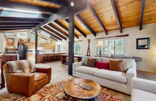 Homewood House | Rustic comfy dog-friendly cabin in the pines - walk to homeowners lake & beach