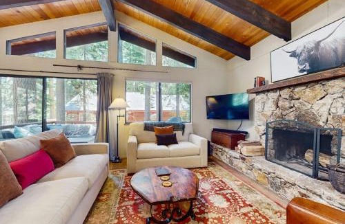 Homewood House | Rustic comfy dog-friendly cabin in the pines - walk to homeowners lake & beach