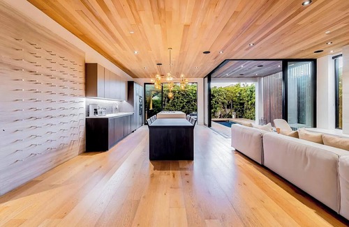 Venice House | Sanborn Villa: Modern Venice Retreat with Rooftop Lounge and Pool