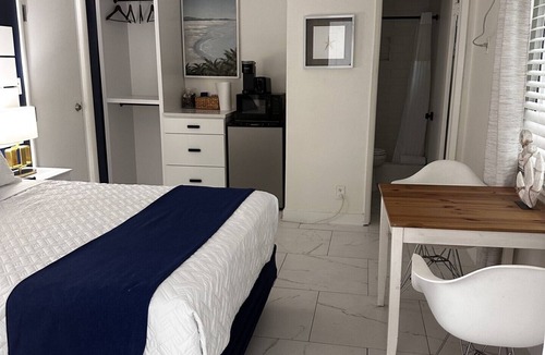 Lauderdale-by-the-Sea Hotel | Sapphire by the Sea - Unit 7 - Queen Studio, heated pool, walk to the , Sleeps 2