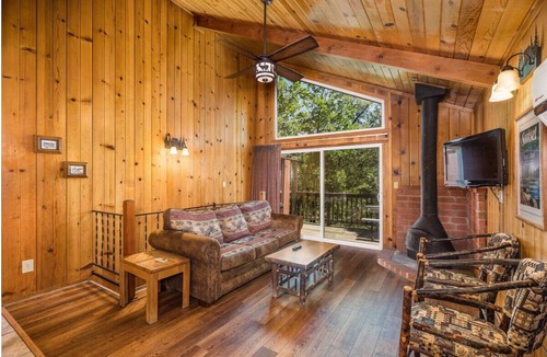 Bass Lake Hotel | Scenic Lakeside Retreat near Yosemite National Park & Bass Lake | Pet-Friendly