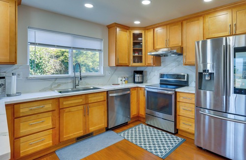 Eureka Cottage | Seaside Eureka Vacation Rental w/Bay Views!