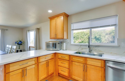 Eureka Cottage | Seaside Eureka Vacation Rental w/Bay Views!