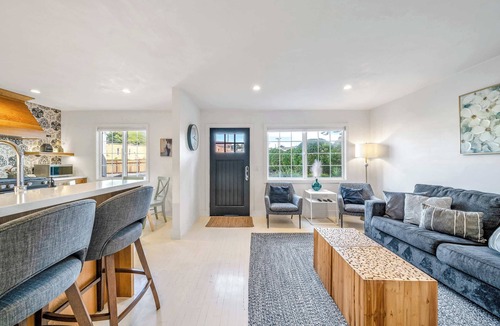 Seaside House | Seaside Home Near Del Monte Beach for 4 Guests