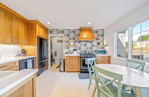 Seaside House | Seaside Home Near Del Monte Beach for 4 Guests
