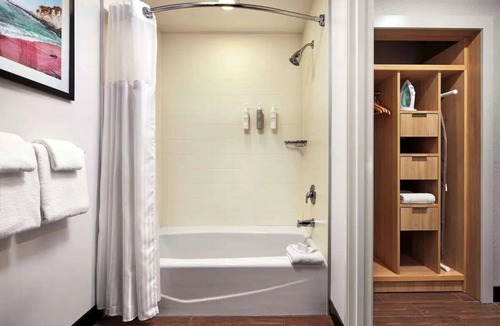 Pismo Beach Hotel | Serene 2 Queen Bed Stay Minutes from Pier & Sunset Views l 2 Units