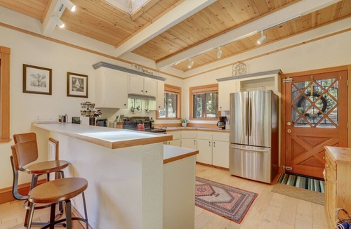 Country Club Estates Cabin | Shady Pines - AC + Pets + Hot Tub