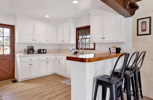 Big Bear Hotel | Shay Meadows Ranch & Resort: 13BR, 12BA Luxury Retreat on 5 Acres, Sleeps 56 with Pond & Gazebobo