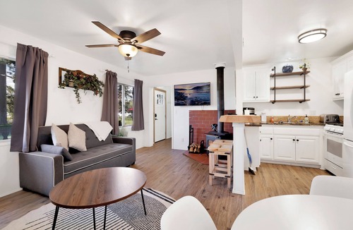 Big Bear Hotel | Shay Meadows Ranch & Resort: 13BR, 12BA Luxury Retreat on 5 Acres, Sleeps 56 with Pond & Gazebobo