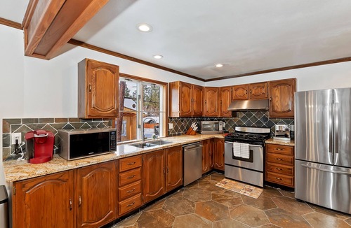 Fox Farm Cabin | Shooting Star Retreat by Destination Big Bear: Close to Ski Resorts! Wood Burning Fireplace! Jetted Bathtub!