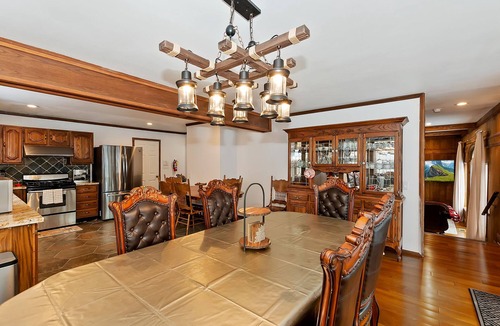 Fox Farm Cabin | Shooting Star Retreat by Destination Big Bear: Close to Ski Resorts! Wood Burning Fireplace! Jetted Bathtub!