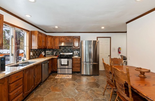 Fox Farm Cabin | Shooting Star Retreat by Destination Big Bear: Close to Ski Resorts! Wood Burning Fireplace! Jetted Bathtub!