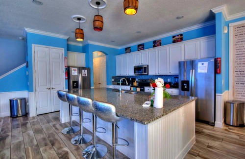 Loughman House | SIDE BY SIDE America & Music Bowling Villas, 28 en suites, 1 GB wifi, sleep 80