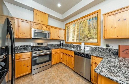 Shaver Lake Cabin | Sierra Pines Villa | Deck | Jetted Tub | Game Rm
