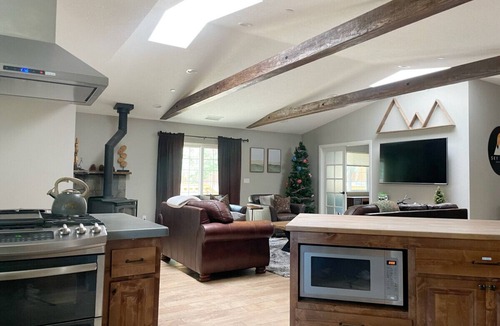 Wrightwood Cabin | Sky Lodge|Near Village, Family/Pet friendly