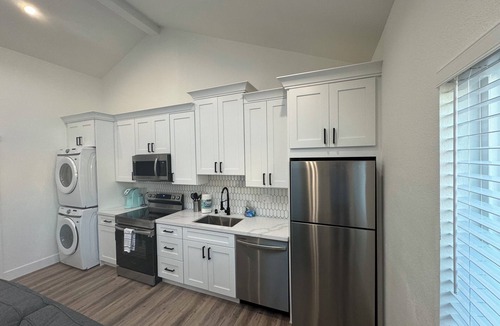 Pleasant Hill Cottage | Sleek & Comfy ~ New ~ Near Shops & Cafes Entire 2BD/1BA Guesthouse