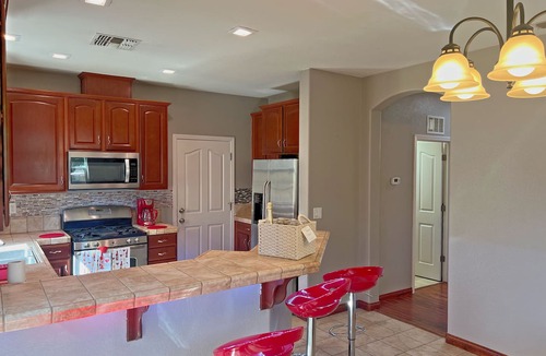 West Sacramento House | Sleeps 10 Centrally Located w/Theater Room