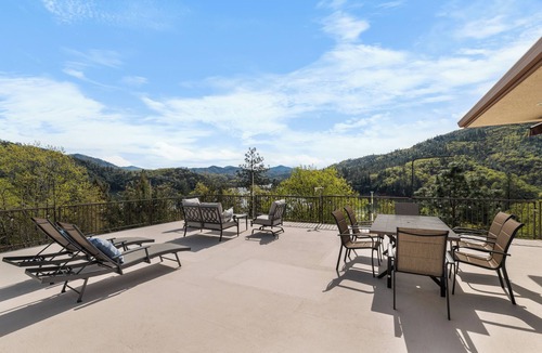 Lakehead House | Sleeps 12! Charming 3BR house with Game Room, Large Garage & Stunning Lakeviews