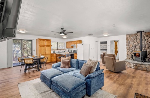 Ahwahnee House | Sleeps 30 - Spacious - 3 Houses on 40 acres - Hot Tub - Game Room