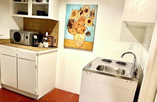 Beachwood Canyon Apartment | Small studio apartment, Beachwood Canyon. Summer rental only.