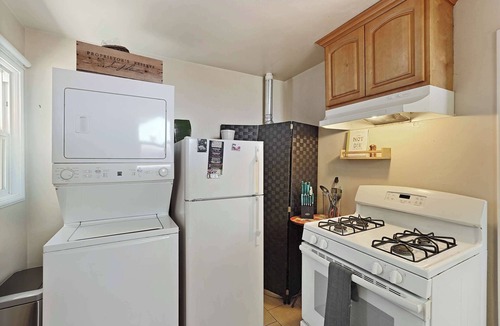 Southeastern Sacramento House | Smart, Eclectic ART HOUSE near the beat.