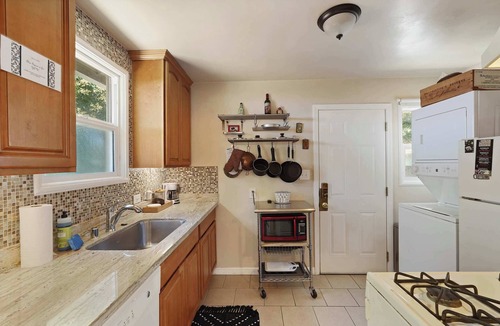 Southeastern Sacramento House | Smart, Eclectic ART HOUSE near the beat.