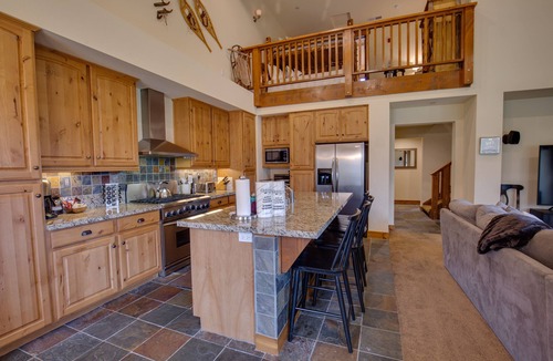 Mammoth Lakes House | Snowcreek Lodges-Panoramic Views! Hot Tub Access! Close to Shuttle!