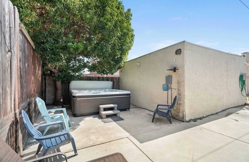 Los Angeles House | South LA 3BR Home | Gym + Hot Tub | SoFi | C&C
