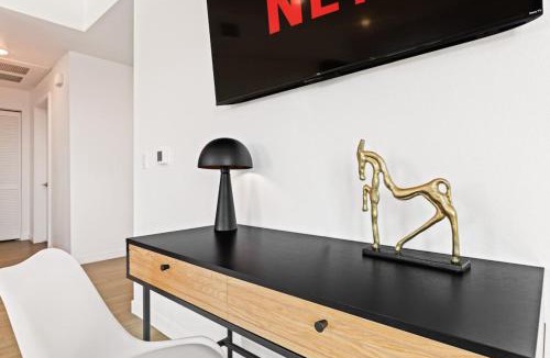 Little Tokyo Apartment | Spacious 1-BD with Stunning City Views in DTLA