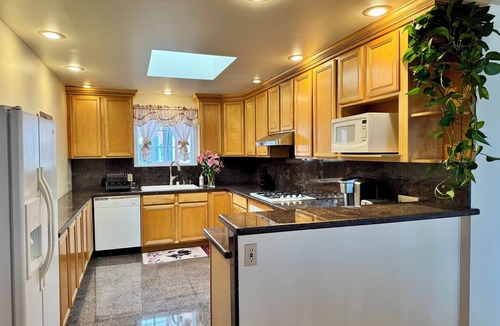 Broadmoor House | Spacious 1100 Sqft 2B1B House Near SF Driveway Parking+EV Charger+Grand Piano