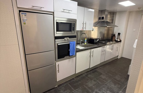 Middle Chaoyang Condo | Spacious 3-bedroom apartment in prestigious Beijing Palm Springs Int’l Apartment