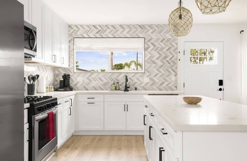 North Clairemont House | ✨ Spacious 3BR/2BA San Diego retreat! Sleeps 8 🛏 with modern kitchen 🍳, open living space, and sunny backyard 🌞. Safe, family-friendly neighborhood 👨‍👩‍👧 just 15 min to beaches, Mission Bay & top attractions. Spotless, stylish & welcoming! 🌴