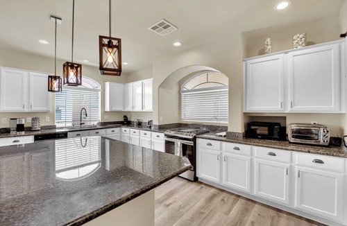 Arden House | Spacious 4,000 Sq Ft Home 5BR 2 Primary Suites Park Across Street Near Strip