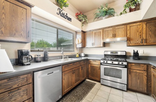 Pumpkin Center House | Spacious 4-bd 2.5bth Corporate Housing near Hwy 99 with plenty of parking