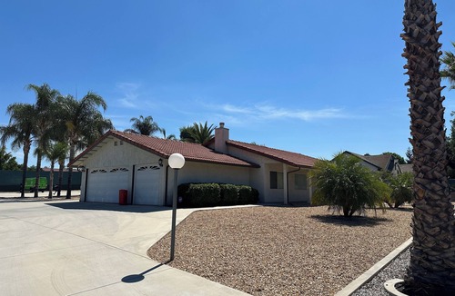 Riverside House | Spacious 4-bedroom house in Riverside with AC
