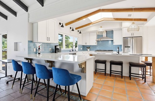 Vista House | Spacious 4-bedroom house in fabulous Vista with saltwater pool and jacuzzi