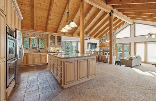 Tahoe Village House | Spacious 4 Bedroom Retreat Near Lake Tahoe- Comfort and Views!
