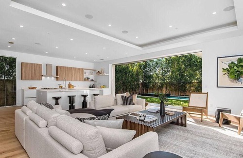 Melrose House | Spacious 5-bedroom house in pleasant Los Angeles neighborhood