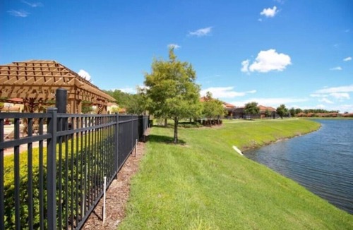 Bellavida House | Spacious 6-bedroom house with WiFi & private pool near Disney Parks!