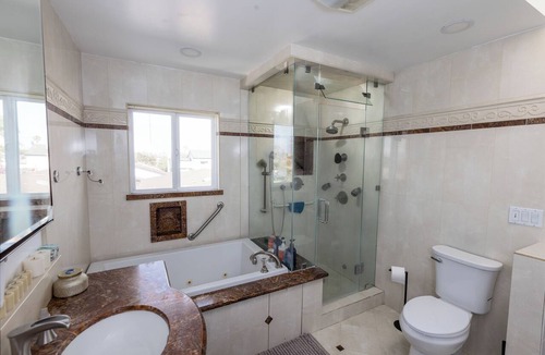 Gardena House | Spacious 6-bedroom house in cool Gardena with AC and gym